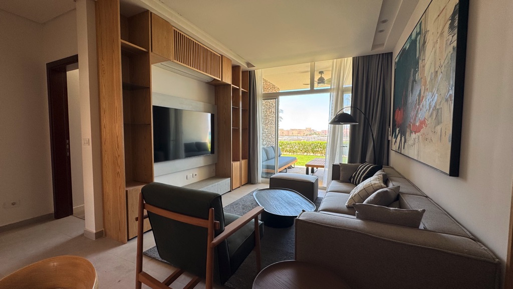 Principal bedroom with garden view in Bay Central Somabay apartment