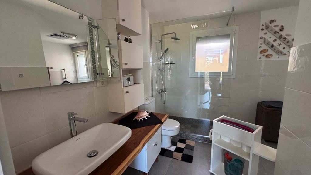 Bathroom with shower at Wadi Jebal chalet