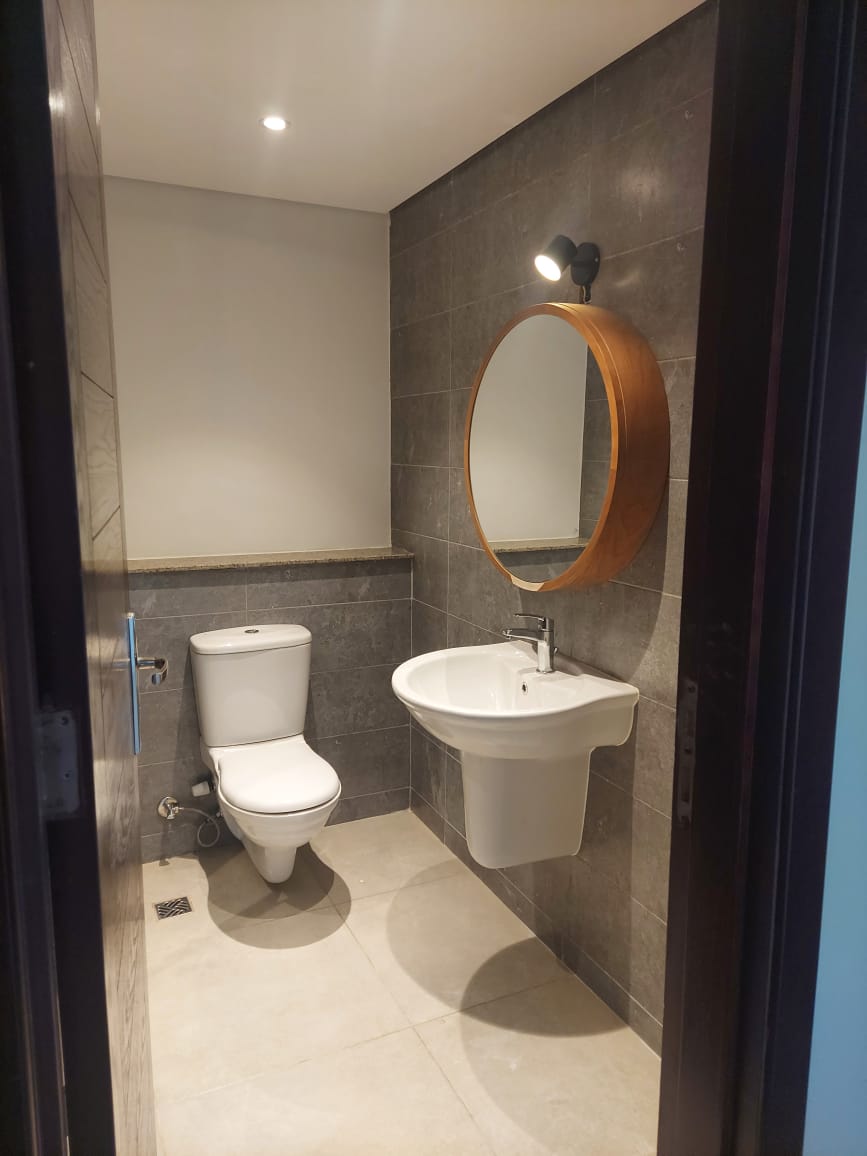 Bathroom with basin and toilet in Soma Breeze chalet